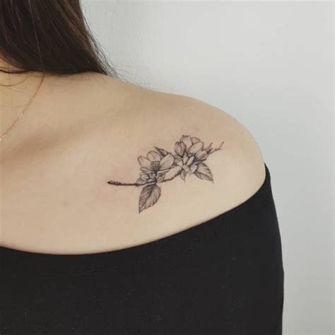 Tatuajes en el pecho para mujeres